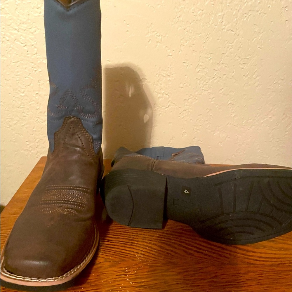 Boy’s size 4D cowboy boots